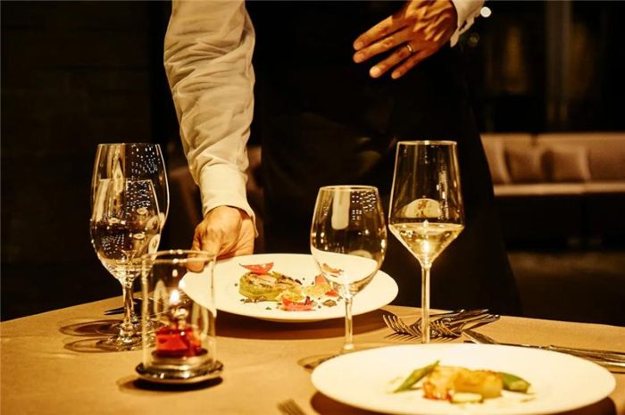 レストランならではの“圧倒的な料理クオリティ” 北野クラブは料理の評価が非常に高く、 ・温かいものは温かいうちに ・素材の良さを最大限に というレストランならではの提供が可能。 少人数だと一皿一皿のクオリティがさらに際立ちます。